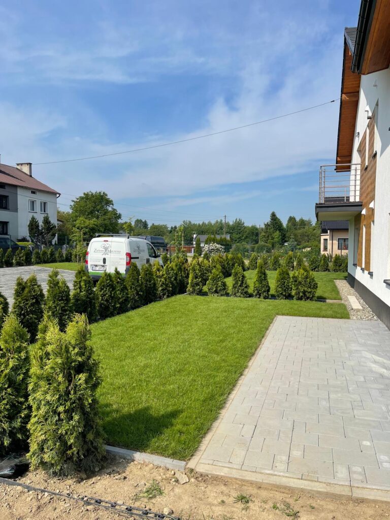 Trawnik z rolki, ogród przydomowy wyłożony trawą z rolki