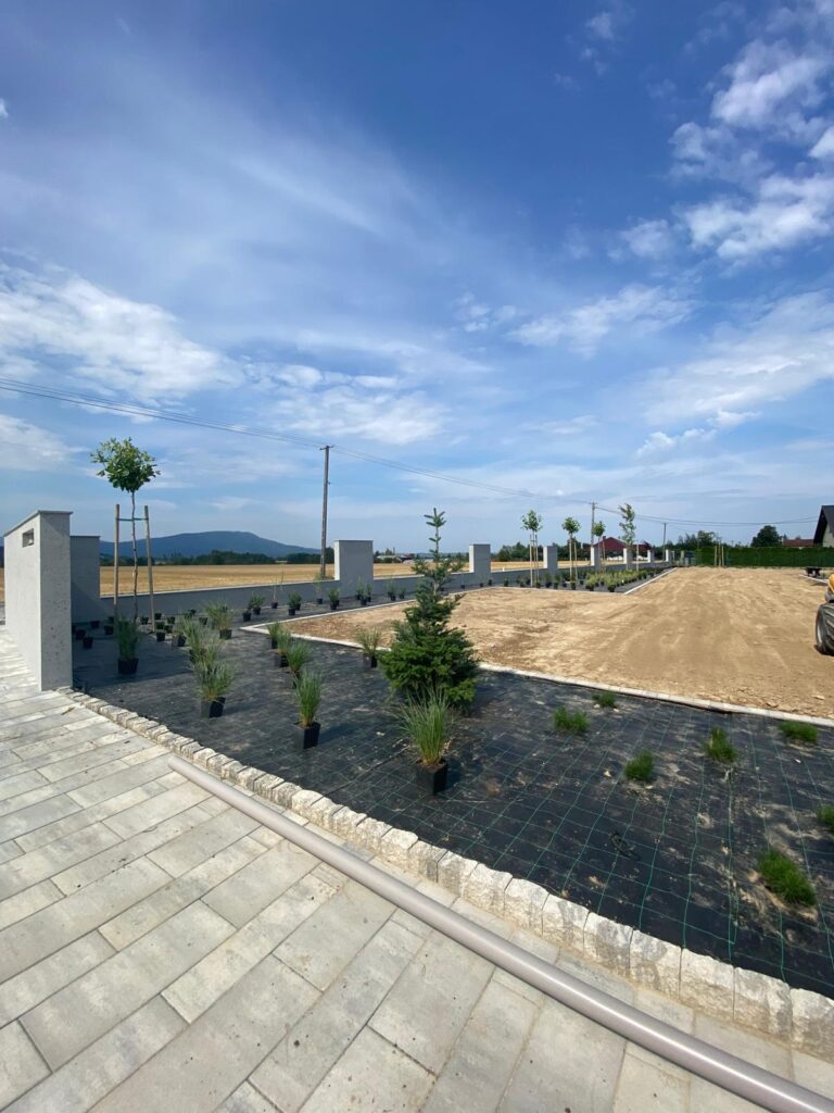 Działka przygotowana na instalację trawnika z rolki, trawa z rolki producent Zielone Marzenia