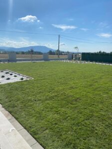 Skończona realizacja podwórza trawnikiem z rolki, trawa z rolki Katowice