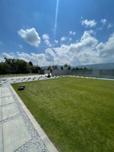 Trawnik z rolki, zadbany ogród wyłożony trawą z rolki