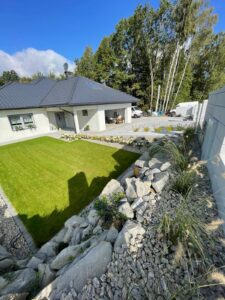 Trawa z rolki producent, realizacja małego ogrodu przydomowego trawą z rolki