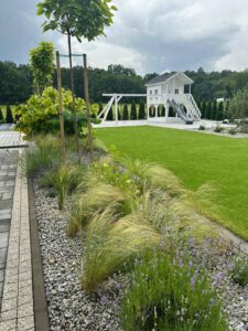 trawa z rolki kraków | montaż trawnika z rolki w ogrodzie