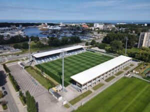 naturalna trawa w rolkach na stadionie | trawnik z rolki